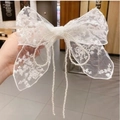 Pinza para el pelo con lazo de encaje blanco, bordado floral y cuentas de perlas - Pinza Lazo Encaje Blanco con Borla de Perlas