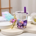 Violetter Acryl-Bubble-Tea-Schlüsselanhänger mit Treibsand und goldenem Ring auf Sockel - Farbverlaufsseil + Bunte Perlen Milchteetasse / Lila