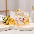 Porte-clés chat de la chance en sable mouvant doré dans un cube acrylique avec cloche - Maneki Neko - Bonne Chance