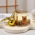 Portachiavi Capybara con sabbie mobili, campanello dorato e glitter nel cubo - Sabbie Mobili Capibara-Abbraccio