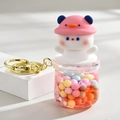 Detalle de llavero de oso con gorro de pingüino rosa y arena movediza líquida de colores - Estilo Sencillo / Rosa