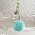 Dettaglio del pompon verde menta e catena di perle su portachiavi a cuore - Catena con Gancio + Palla di Peluche a Cuore [Include Linguetta per Cellulare] / Verde