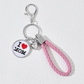 Rosa geflochtener Schlüsselanhänger aus Leder mit I Love Mom Gravur und Herzanhänger - Rosa - I ❤️ MOM