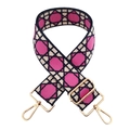 Dettaglio della tracolla larga in jacquard con motivo geometrico rosa e nero e fibbia dorata - Blu Profondo Rosso Rosa