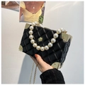 Borsa a scatola trapuntata nera con chiusura a camelia dorata e manico di perle - Nero