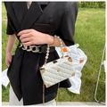 Dettaglio borsa a scatola bianca trapuntata con manico di perle e angoli in metallo - Bianco