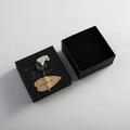 Elegante scatola regalo nera in carta kraft con fiore 3D bianco e decoro foglia dorata - Nero