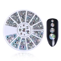 Detail van AB-steentjes in een ronde wielbox met 12 vakken voor creatieve nail art - Kleurrijke Gegalvaniseerde Strasssteentjes Schijf