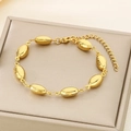 Dettaglio macro del bracciale a catena con perle ovali dorate e chiusura a moschettone - Stile Catena con Grani Ovali (KB187925-NT)