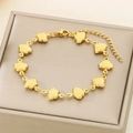 Dettaglio del bracciale dorato in acciaio inossidabile con ciondoli Fu su scatola in pelle - Stile Nuvola della Fortuna (KB187923-NT)