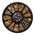 Detailopname van gouden nail art bedeltjes met ster- en maanvormen in een zwarte doos - 12 Stijlen Vergulde Decoraties Schijf