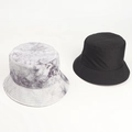 Dettaglio del motivo tie-dye grigio e del cappello pescatore reversibile in tela nera - Grigio