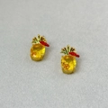 Dettaglio degli orecchini a lobo a forma di ananas giallo con cristalli e foglie verdi - Giallo