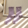 Lila Socken mit weißer Gänseblümchen-Stickerei und Rüschenkante im süßen Waldstil - Einheitsgröße / Lila