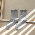 Graublaue Baumwollsocken mit Rüschenbündchen und zartem Gänseblümchen-Stickereidetail - Einheitsgröße / Blau