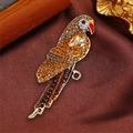 Vintage-Papageien-Brosche mit orangefarbenen Kristallen und Strass-Federn auf Stoff - Gelb