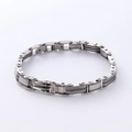 Pulsera de acero inoxidable para hombre con eslabones de sierra y detalles de remaches - Color Acero
