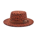 Detail van luipaardprint fedora hoed met platte bovenkant en bruine leren riem en gesp - M (56-58cm) / Wijnrode Luipaard
