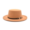 Klassischer khakifarbener flacher Wollfilzhut mit schwarzem Lederband und Goldschnalle - M(56-58cm) / Camel
