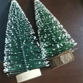 Zwei Mini-Weihnachtsbäume mit weißem Flockschnee und runden Holzsockeln im Set - 10CM Mit Holzsockel