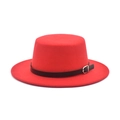 Detail van rode wollen vilten boothoed met zwarte leren band en gouden gesp - M (56-58cm) / Rood