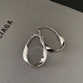 Orecchini a cerchio ovali intrecciati in argento dal design minimalista elegante - Argento