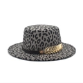 Dettaglio cappello in feltro leopardato con fascia nera e decorazione piuma dorata - M(56-58cm) / Grigio