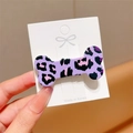 Gros plan d'une pince à cheveux os violette avec motif léopard noir et rose - Léopard Violet