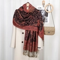 Eleganter dunkelroter Schal mit Paisleymuster und Fransen über einem beigen Mantel - 2# Schwarzrot