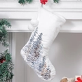 Detail der weißen Weihnachtssocke aus Kaninchenfellimitat mit blauer Waldstickerei - Weihnachtsbaum mit Bommeln