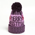 Lila gestrickte Weihnachtsmütze mit Rentier-Muster, Merry Christmas-Text und Bommel - Rosaviolett