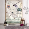 Detalle de tapiz decorativo vintage de libélulas colgado en una pared de ladrillo blanco - 150x130cm / Libélula