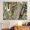 Dettaglio di un arazzo colorato con trama marmorea appeso a una parete bianca - 90x60cm / Motivo marmoreo fluido colorato (7)
