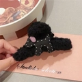 Vue détaillée de la pince à cheveux en peluche noire ornée d'une poupée de chiot - Pince à cheveux / Noir