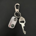 Dettaglio portachiavi in metallo con bussola, termometro e strumento apribottiglie - Stile Base Bussola Chiave Argento
