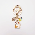 Dettaglio portachiavi Maneki Neko con moneta d'oro fortunata e stella arcobaleno - Gatto della fortuna a macchie arancioni