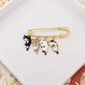 Spilla balia dorata creativa con quattro simpatici ciondoli a forma di gatto smaltato - Combinazione gatto bianco nero e tigrato (1)