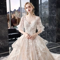 Elegantes Brautkleid mit V-Ausschnitt, Blumenstickerei und gestuftem Rüschen-Tüllrock - US 26W / Champagner Bodenlang