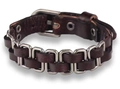 Dettaglio del bracciale in pelle marrone intrecciata con maglie quadrate in metallo - Marrone