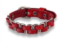 Dettaglio del bracciale in pelle intrecciata rossa con fibbia in metallo lucido e trama - Rosso scuro