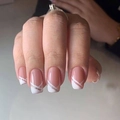Faux ongles French avec lignes croisées blanches et paillettes dorées sur base nude - Patchwork Français Rose Blanc (JP823)