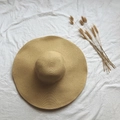 Light khaki wide-brim straw sun hat with woven texture on a white fabric background - M (56-58cm) / Off White