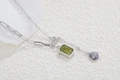 Détail macro du collier en argent S925 avec pierre verte rectangulaire et maillons trombone - Argent + Péridot Naturel