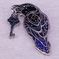 Spilla in smalto di corvo scintillante con accessorio a chiave pendente - Colore Blu Scuro Stellato (E-26-3-2/C06-03-B02)