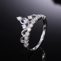 Eleganter silberner Kronenring mit funkelnden Zirkoniasteinen auf dunkler Reflexfläche - US 6 / Weißgold