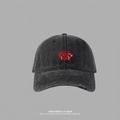 Detail der gewaschenen schwarzen Baseballkappe mit roter Herzstickerei und ausgefranstem Rand - Einstellbar (56-58cm) / Schwarz
