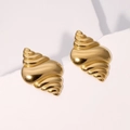 Minimalistische gouden schelpoorbellen met gepolijste metaaltextuur op witte achtergrond - Goud