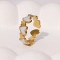Detailaufnahme des vergoldeten Edelstahlrings mit Herzen und weißer Emaille - Perlweiß