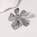 Anello minimalista in acciaio inossidabile argento con fiore a cinque petali e texture radiale - Color Acciaio