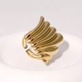 Bague ondulée minimaliste en acier inoxydable doré sur un plat en céramique - Doré